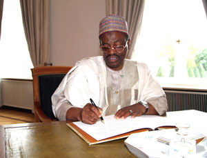 Ambassador Abdu Usman Abubakar of Nigeria signs Guest Book
