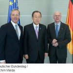 Bundestagspräsident Prof. Dr. Norbert Lammert, (re), CDU/CSU, empfängt den Generalsekretär der Vereinten Nationen, Ban Ki Moon, (mitte), zu einem Gespräch, an dem der Vorsitzende des Auswärtigen Ausschusses des Bundestages, Dr. Norbert Röttgen, (li), CDU/CSU, teilnimmt./Photo: Deutscher Bundestag Achim Melde