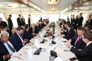 Leaders had a working lunch during a cruise on the Danube (Photo: eu2016sk/Flickr)